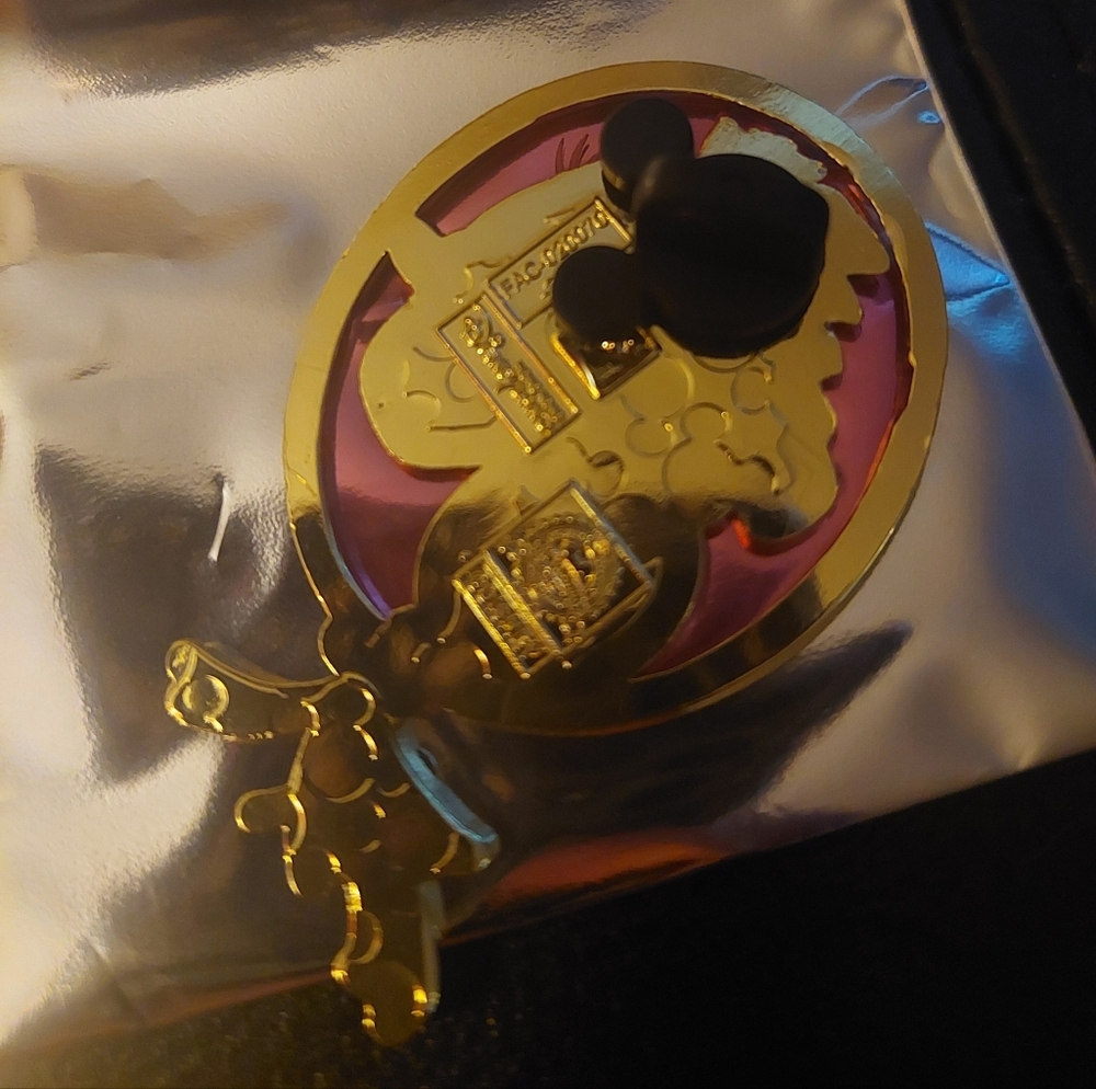 Exclusive Hong Kong DISNEY 2026 Pins - Picture 7 of 7